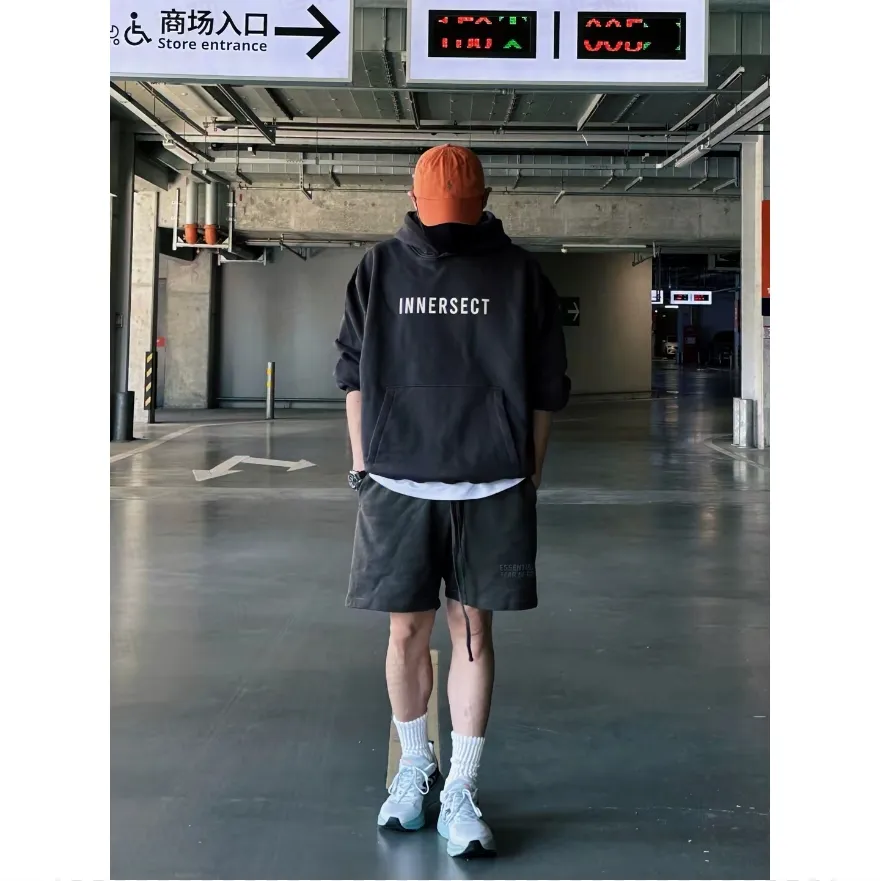 🦋Exclusive for cross-border supply, Hot Sale🦋80 【Light Black】Essentials FW 23 Essentials Shorts Smoke Solid color elastic straight American heavyweight casual shorts for men and women Same Style ESSENTIALS was founded in Los Angeles, USA in 2018. The original intention of the establishment was to let more people wear affordable Versatile trendy items. In terms of fabric tailoring, it follows the same comfort and fineness as FEAR OF GOD, and the design is simplified from complexity, with the eye-catching "ESSENTIALS" LOGO running throughout. ESSENTIALS has been favored by fashion enthusiasts since its launch, and many European and American superstars are also its loyal buyers, such as KANYE WEST, JUSITN BIEBER, RIHANNA, etc. . . . . The most popular FOG color on the Internet is here, double-row silicone, the original custom-made fabric is soft and comfortable, no color difference, the custom-dyed rib collar is dyed in the same vat, the original Authentic designated flocking printing factory, there are few machines on the market that can produce a three-dimensional 3D feeling, the width and length of each letter and the 3D depth, etc., the ceiling of the industry, that is to say, you don’t need to look closely to know that it is 3D. In the details, we can see that the size of each corner of the hood is symmetrical and made of double-layer fabric. Factory’s great technology is that it can make each corner symmetrical so that it doesn’t look soft and floppy when worn, and it feels stiff. The original OVERSIZE version is full of high street style. Color: Light Black, Haze Blue, Plum, Seal Gray Size: XS-XL (maximum weight) Recommended: Same Style for men and women